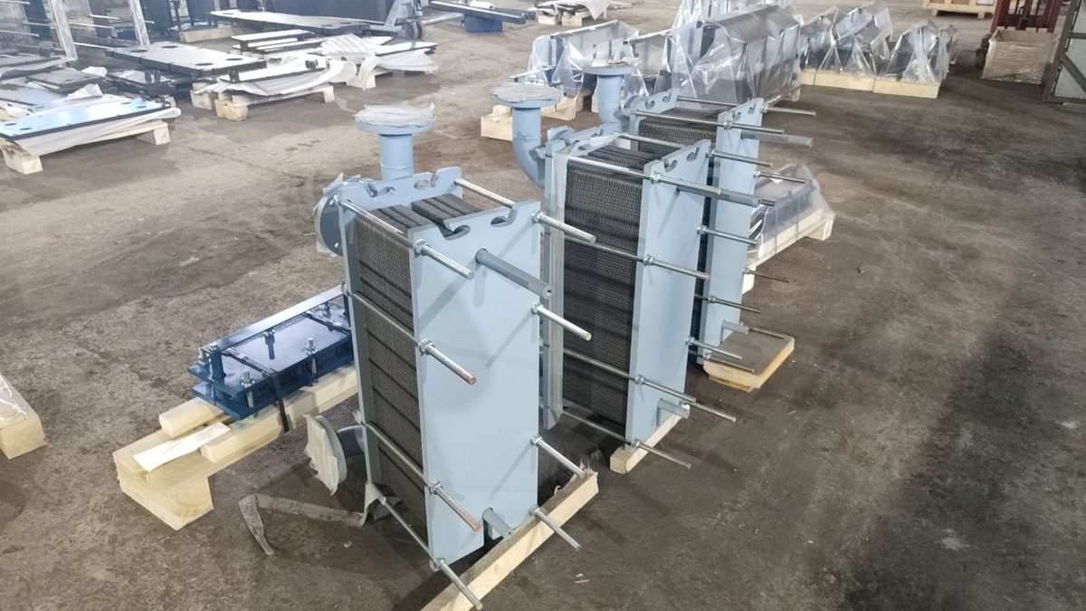 Группа разборных пластинчатых теплообменников на производственной площадке